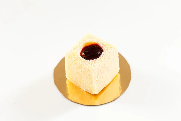 Mini torta di formaggio al lampone sul piatto — Foto Stock