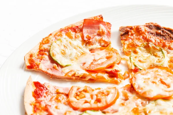 Pizza italiana fatiada — Fotografia de Stock