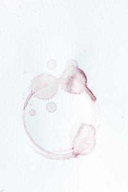 Kağıt üzerinde kırmızı şarap lekeleri