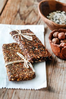 Granola barlar beyaz kağıt üzerinde