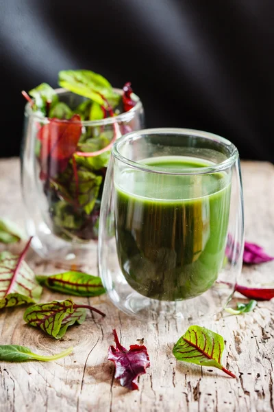 Groene smoothie in glasplaten — Stockfoto