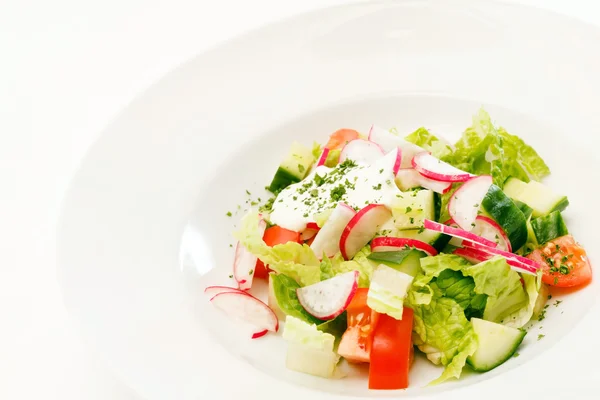 Salade printanière sur assiette — Photo