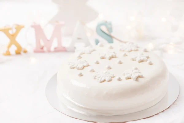 White Christmas cake med dekorationer — Stockfoto