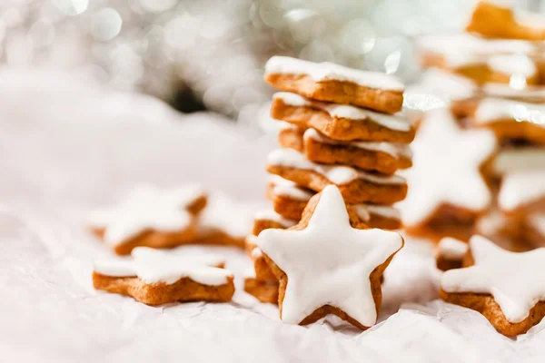 Рождественское печенье в форме звезд — стоковое фото