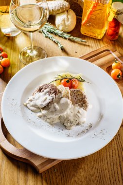 etli patates plaka üzerinde