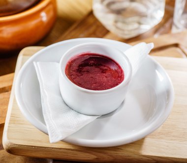 ketçap sos plaka üzerinde