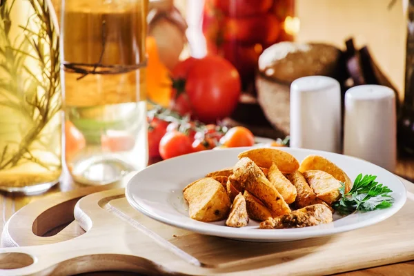 Жареный картофель на тарелке — стоковое фото