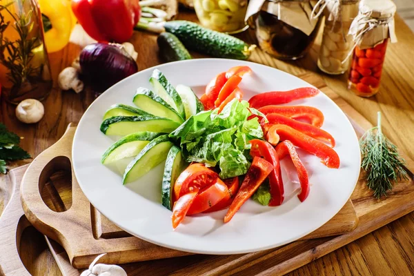 Čerstvá zelenina na talíři — Stock fotografie