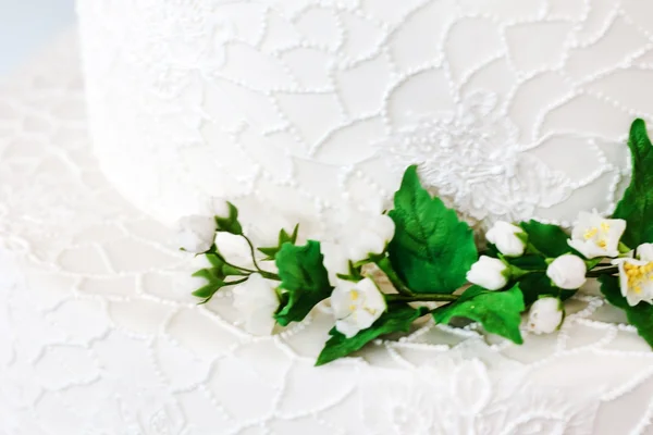 Pastel de boda con flores — Foto de Stock