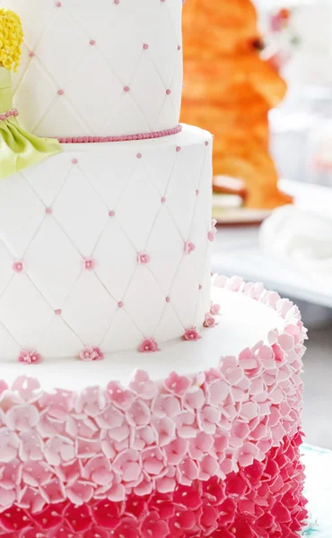 Gâteau de mariage avec des fleurs — Photo