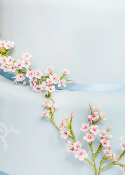 Gâteau de mariage avec des fleurs — Photo