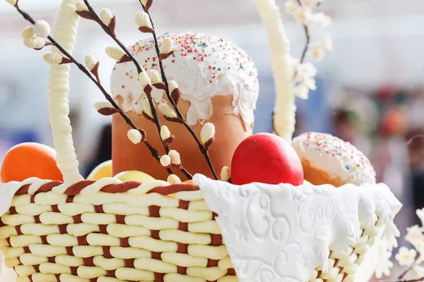 Wielkanocne ciasta i jajka w koszyku — Zdjęcie stockowe