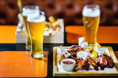 baharatlı tavuk kanadı bira ile