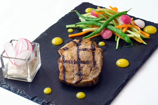 Frisches Steak mit Gemüse — Stockfoto