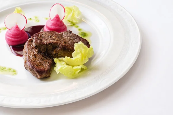 Steak mit Beerensauce — Stockfoto