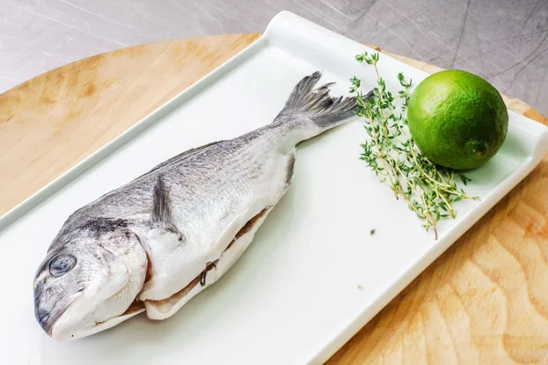 Dorado con lima en plato — Foto de Stock