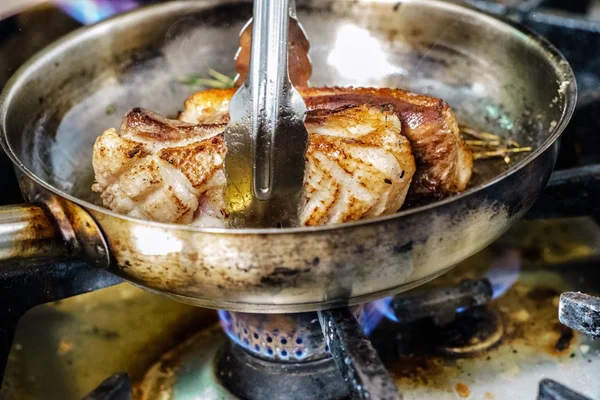 Вкусная жареная утка на сковороде — стоковое фото