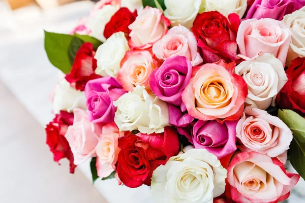 Boeket van kleurrijke rozen — Stockfoto