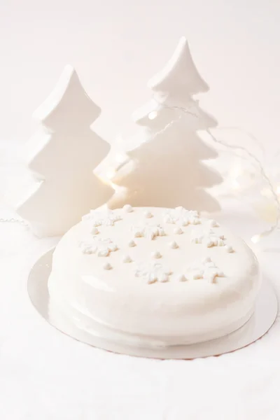 White Christmas cake with decorations — Stock Photo, Image