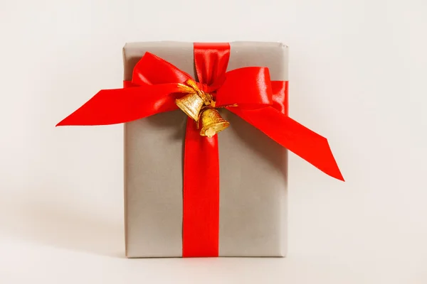 Weihnachtsgeschenk mit roter Schleife — Stockfoto
