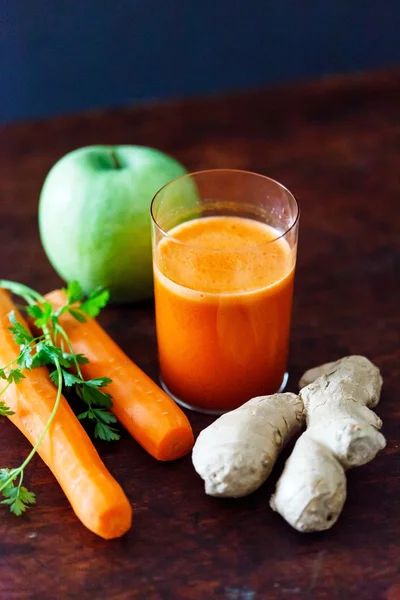 Здоровый коктейль из моркови — стоковое фото