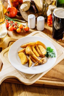 plaka üzerinde kavrulmuş patates