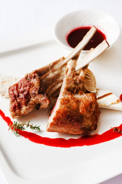 Costillas con salsa de arándanos en el plato —  Fotos de Stock