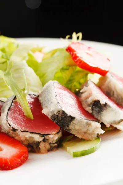 Tonijn voorgerecht met salade bladeren en aardbeien — Stockfoto