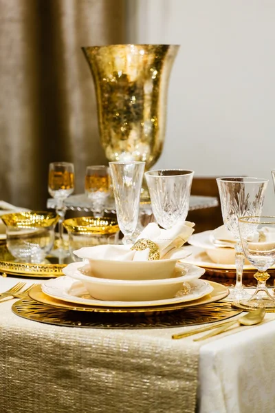 クリスマス テーブルの上のグラス — ストック写真