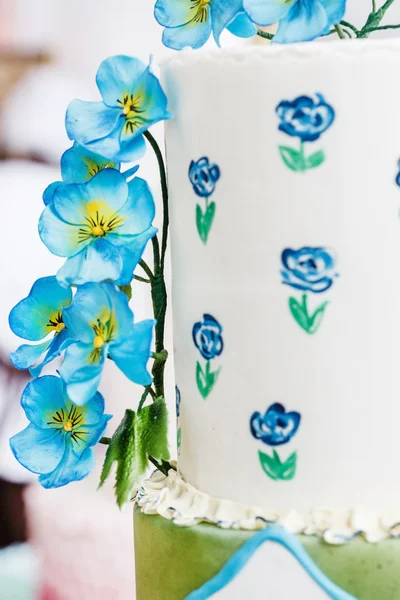 Gâteau de mariage avec des fleurs — Photo