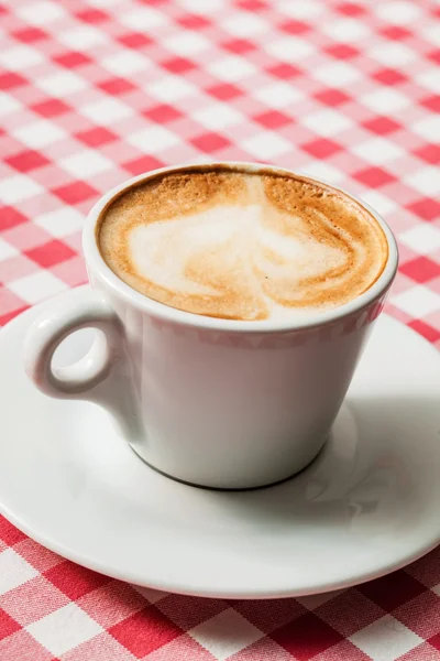 Tasse leckeren Cappuccino auf dem Tisch — Stockfoto