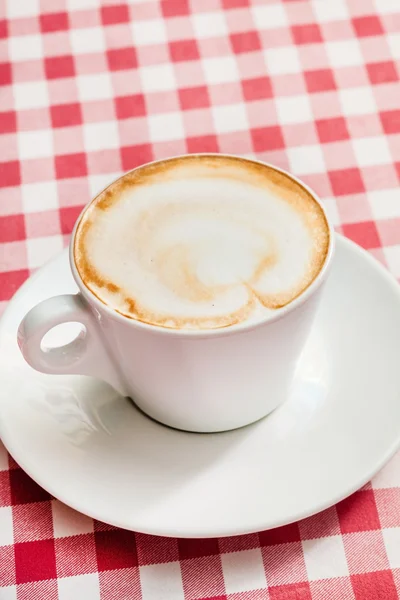 Tasse leckeren Cappuccino — Stockfoto