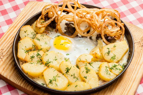 Kartoffeln mit Ei und Zwiebelringen — Stockfoto