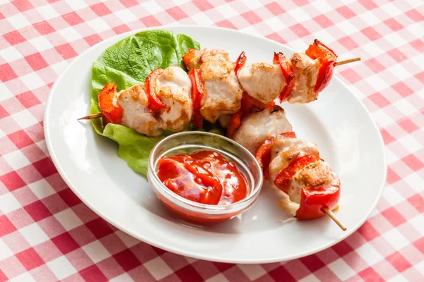 Kebab de pollo con salsa de tomate —  Fotos de Stock