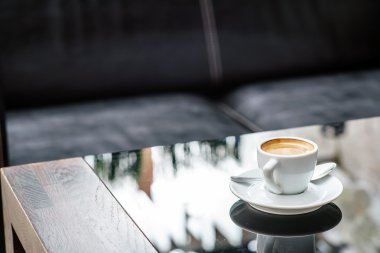 kahve fincan tabağı üzerinde