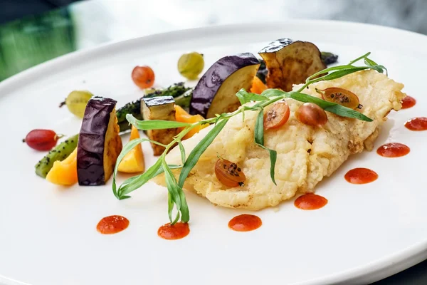 Calamari frito com legumes — Fotografia de Stock