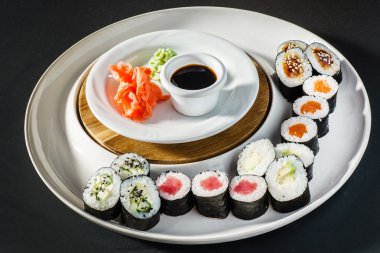 lezzetli suşi rulo seti