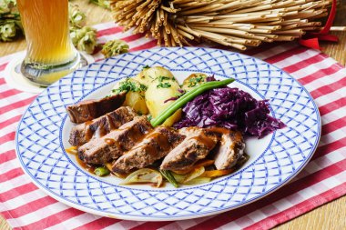 Kızarmış biftek ve patates.