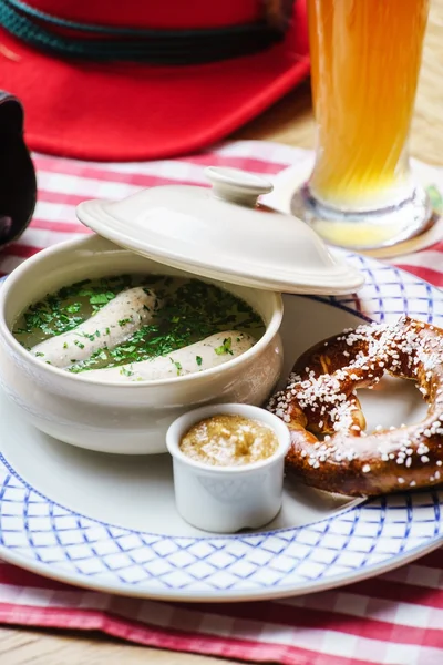 Баварские белые сосиски на столе — стоковое фото