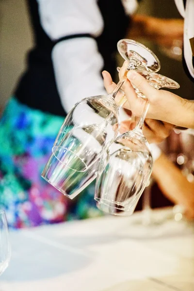 Garçom com taças de champanhe — Fotografia de Stock