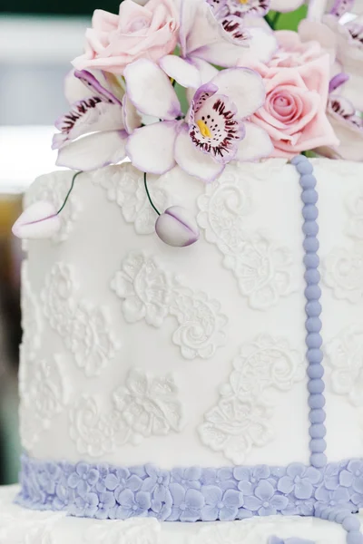 Gâteau de mariage avec des fleurs de sucre — Photo