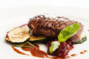 Sebze ile lezzetli ızgara biftek