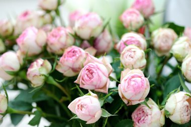 Bir buket pembe gül.