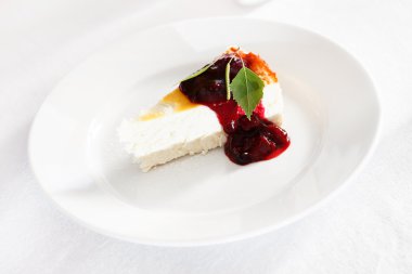 parçası cheesecake reçel ile