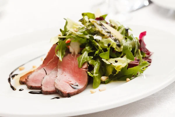 Roast beef with vegetables — Stock Photo, Image