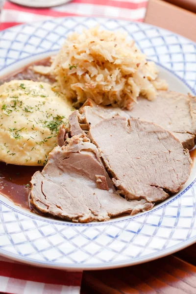 Gebackenes Schweinekotelett mit Kraut — Stockfoto