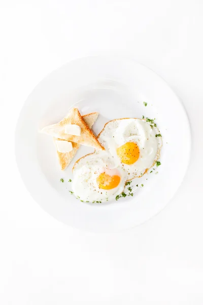 Frukost med stekt ägg och rostat bröd — Stockfoto