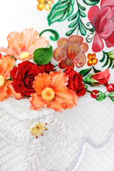 Wedding cake with sugar flowers — Stock Photo, Image