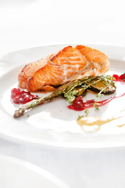 Bistecca di salmone con verdure — Foto Stock