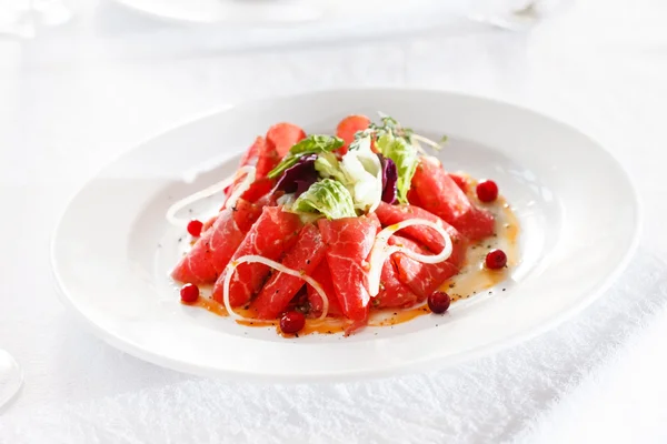 Fleisch-Carpaccio mit Sauce — Stockfoto